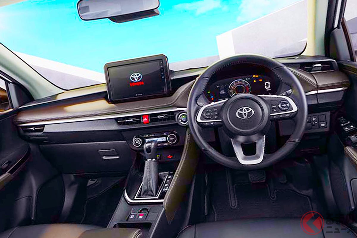 トヨタが「カローラ」より小さい「新型セダン」発表し“反響殺到”!