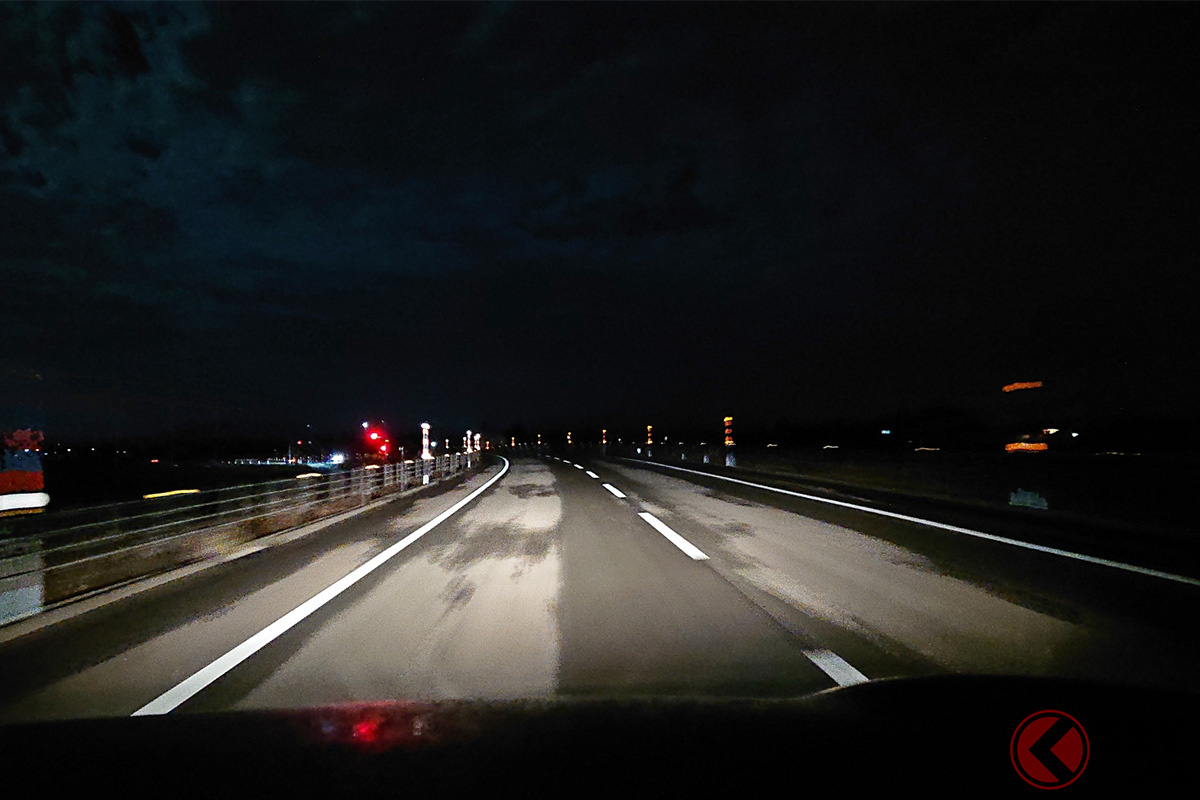 夜の高速道路に人が誤侵入!?(画像はイメージ、photoAC)