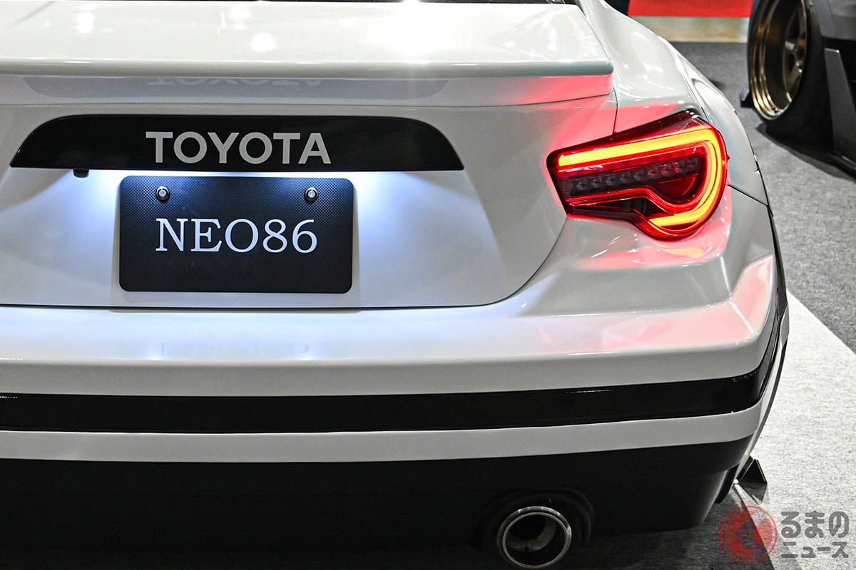 パカッと開くライトも再現!?