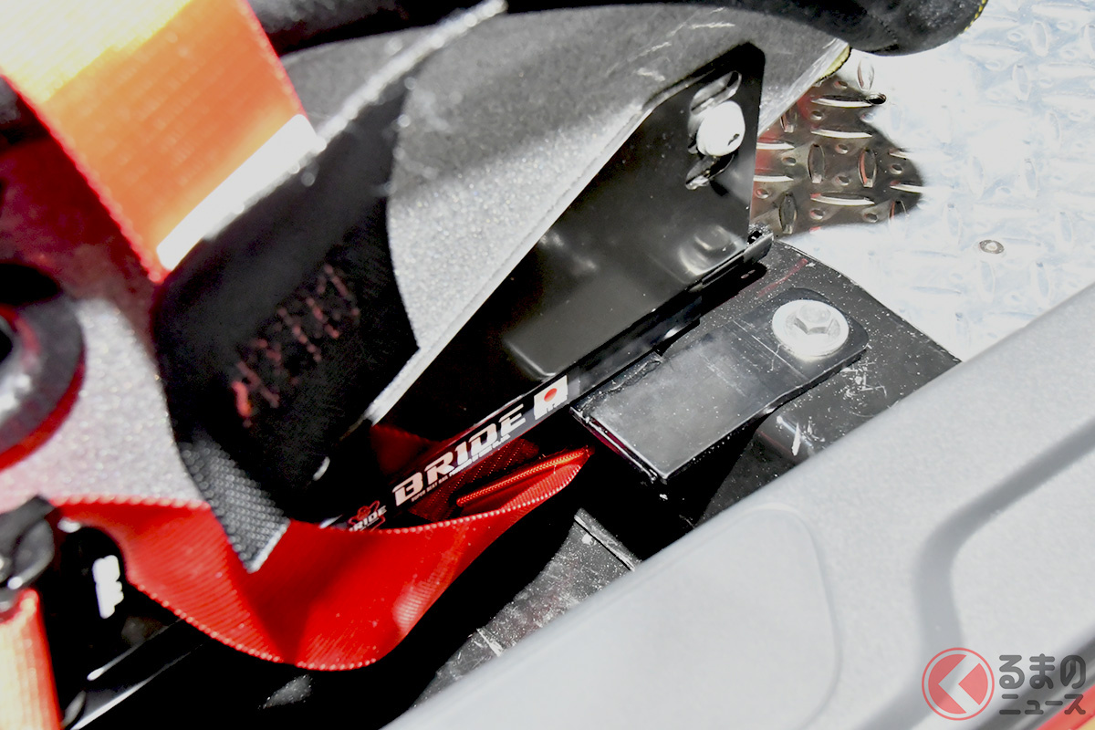 「K-OPEN ランニングプロト2」のフロア部分に注目すると、かさ上げされている部分が。ドライビングポジションを下げるか、座った際のペダルとの位置関係をより理想的なものにするか、開発の中でさまざまなトライがおこなわれていることがうかがえる