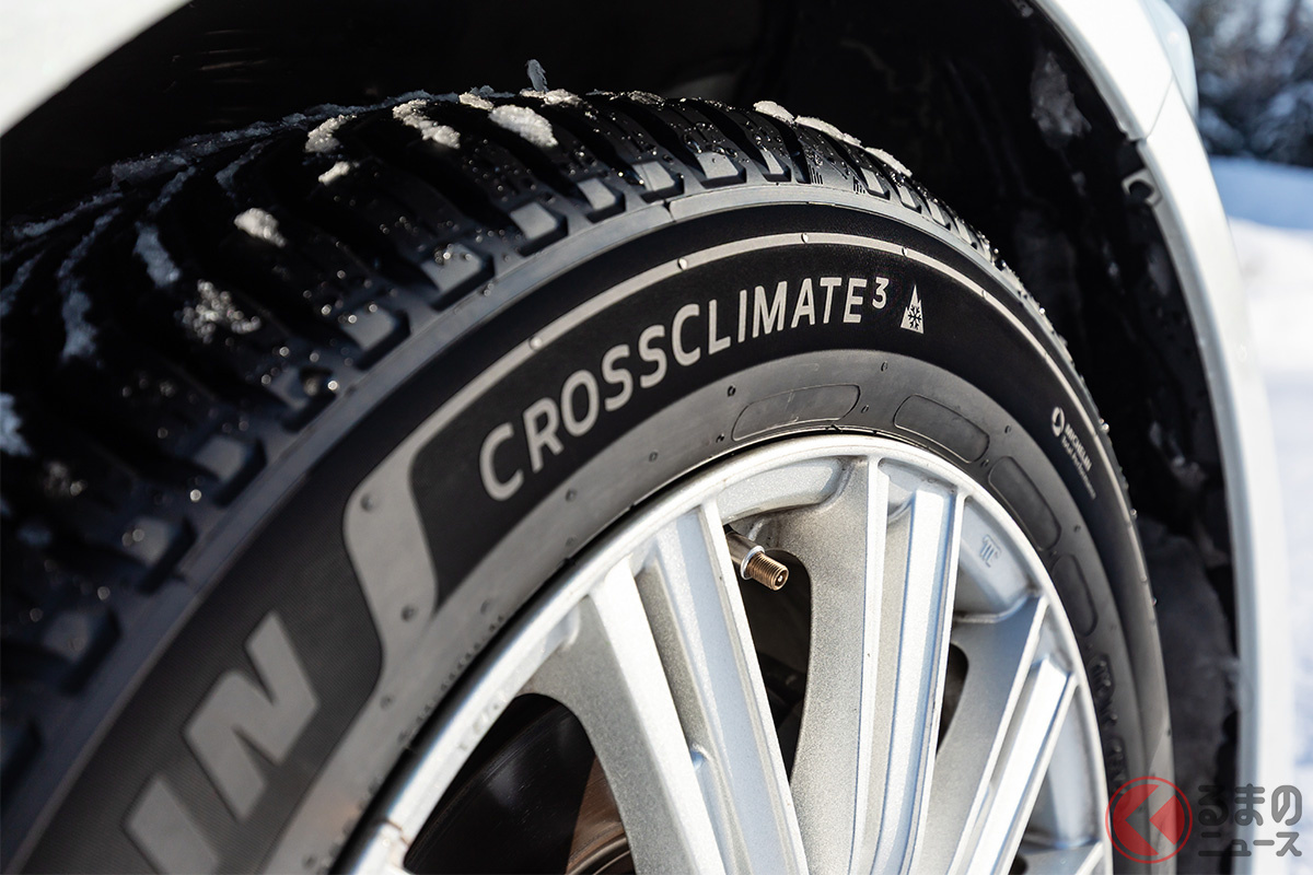 ミシュランのクロスクライメート3/3スポーツともに「スノーフレークマーク」が刻印されており、高速道路の冬用タイヤ規制でも走行可能