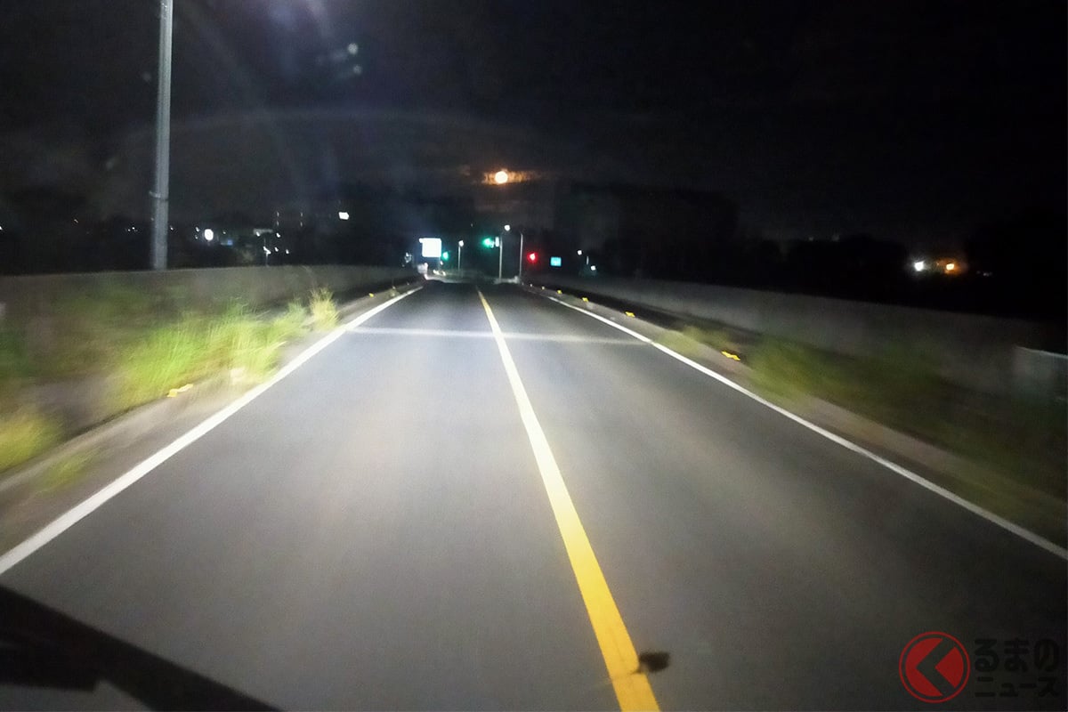 路上横臥による交通事故は年間約300件も発生!(画像はイメージ、 ted/PIXTA)