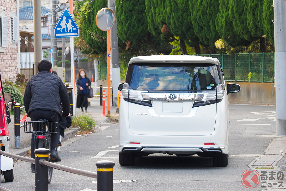 「自転車追い越し新ルール」2026年4月からスタート!(画像はイメージ、heisj/PIXTA)