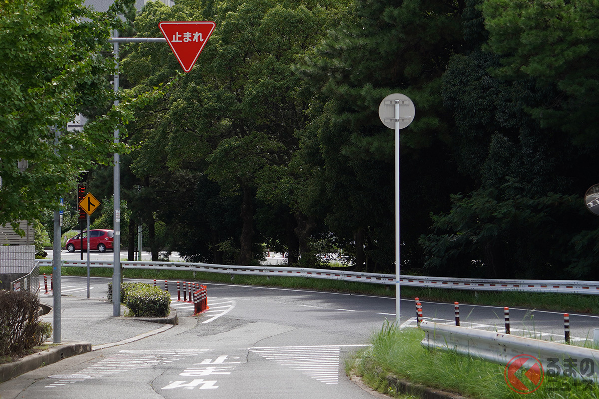 ウィンカーは右左どっち? 判断に迷う道路も(画像はイメージ、be-west/PIXTA)