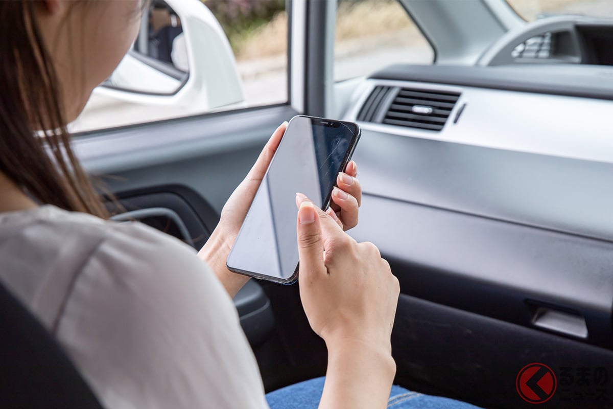 助手席の人のスマホを“チラ見”したら違反?(画像はイメージ、keyphoto/PIXTA)