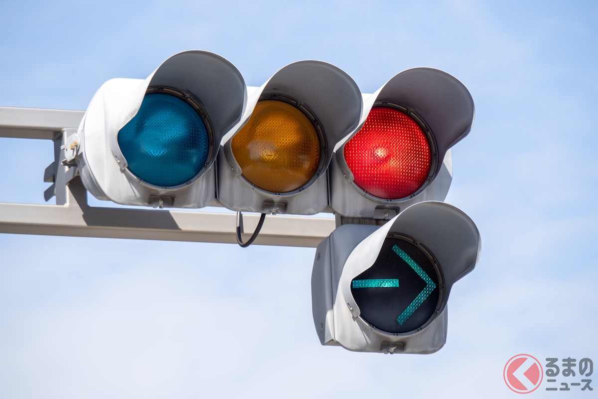 青色右折矢印でUターンはOK?(画像はイメージ、midori_chan/PIXTA)