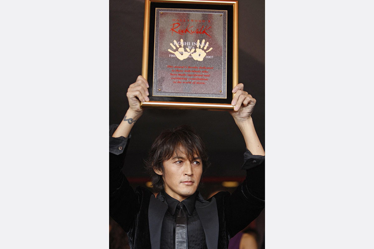 バイク愛好家として知られる「B'z」の稲葉浩志さん(写真:AFP=時事・2007年11月19日にカリフォルニア州ハリウッドで開催されたハリウッド・ロックウォークでの殿堂入り式典にて)