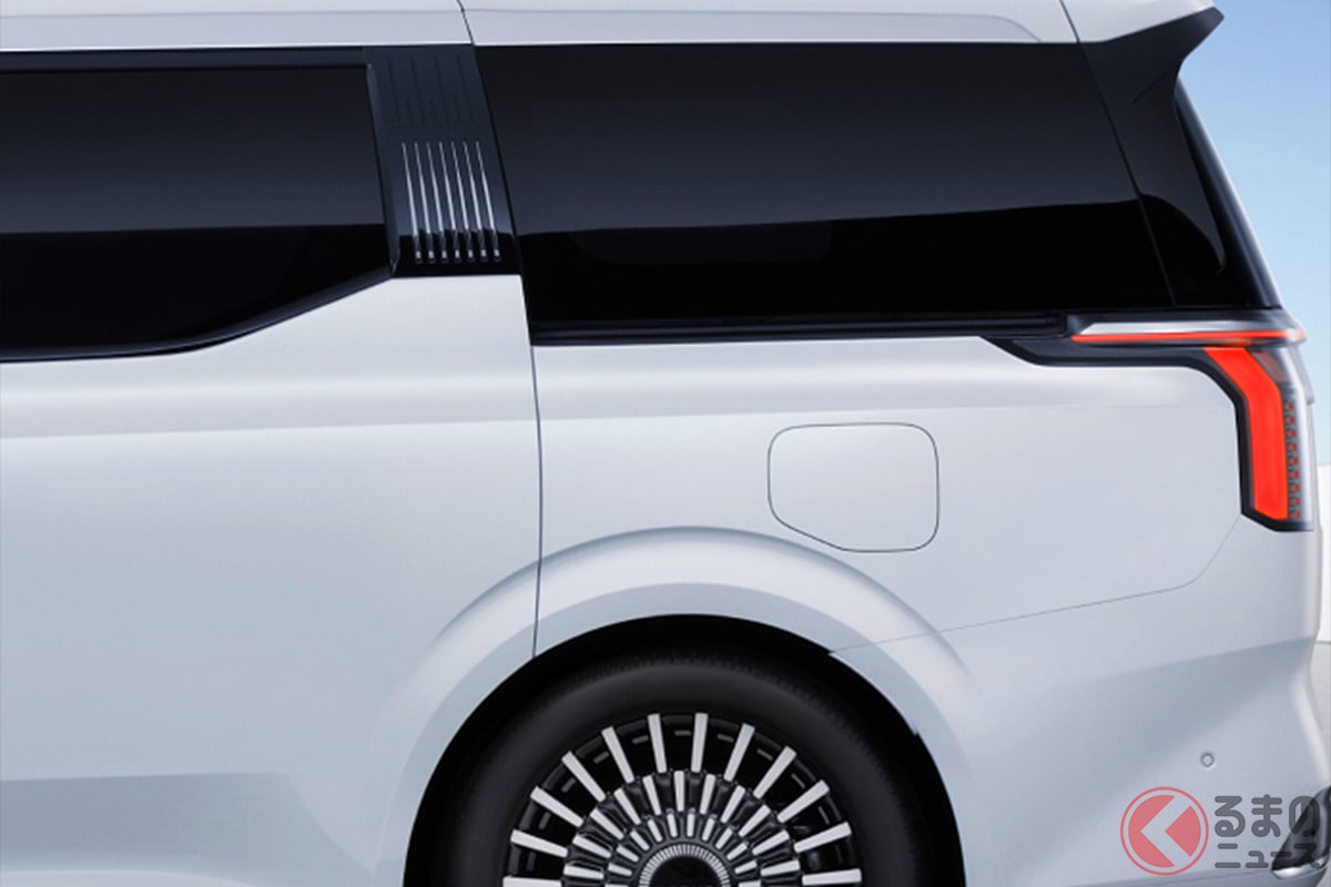 ワイドなスタンスと迫力ある造形が高級EVミニバンらしい重厚感を際立たせている