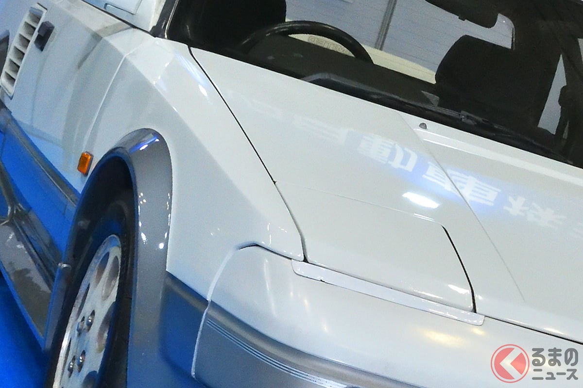 懐かしい2トーンカラーとリトラクタブルヘッドライトが存在感を放つ