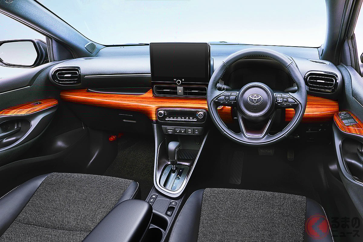 ダッシュボードからドアトリムまで流れるようにあしらわれたウッド調加飾が、コンパクトカーとは思えない上質な空間を演出