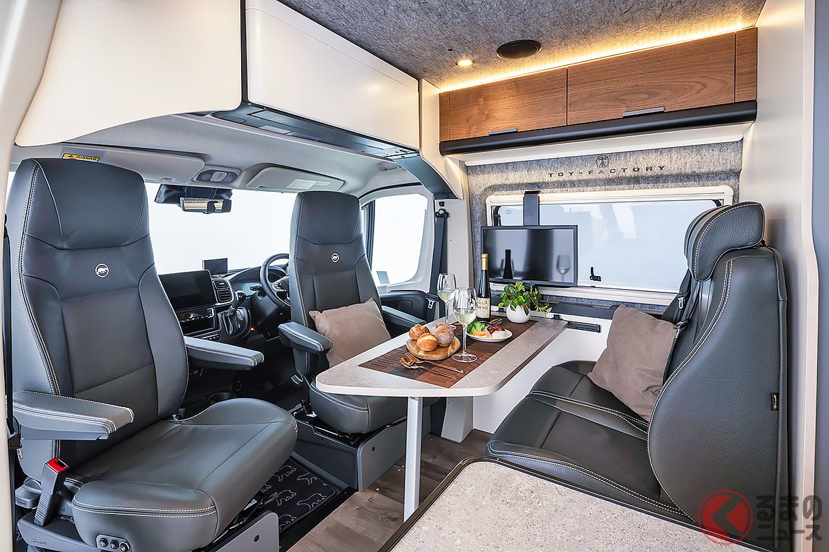 前席回転シートも標準装備の「贅沢リビング」! ちなみに「ベッドルーム」は別室です