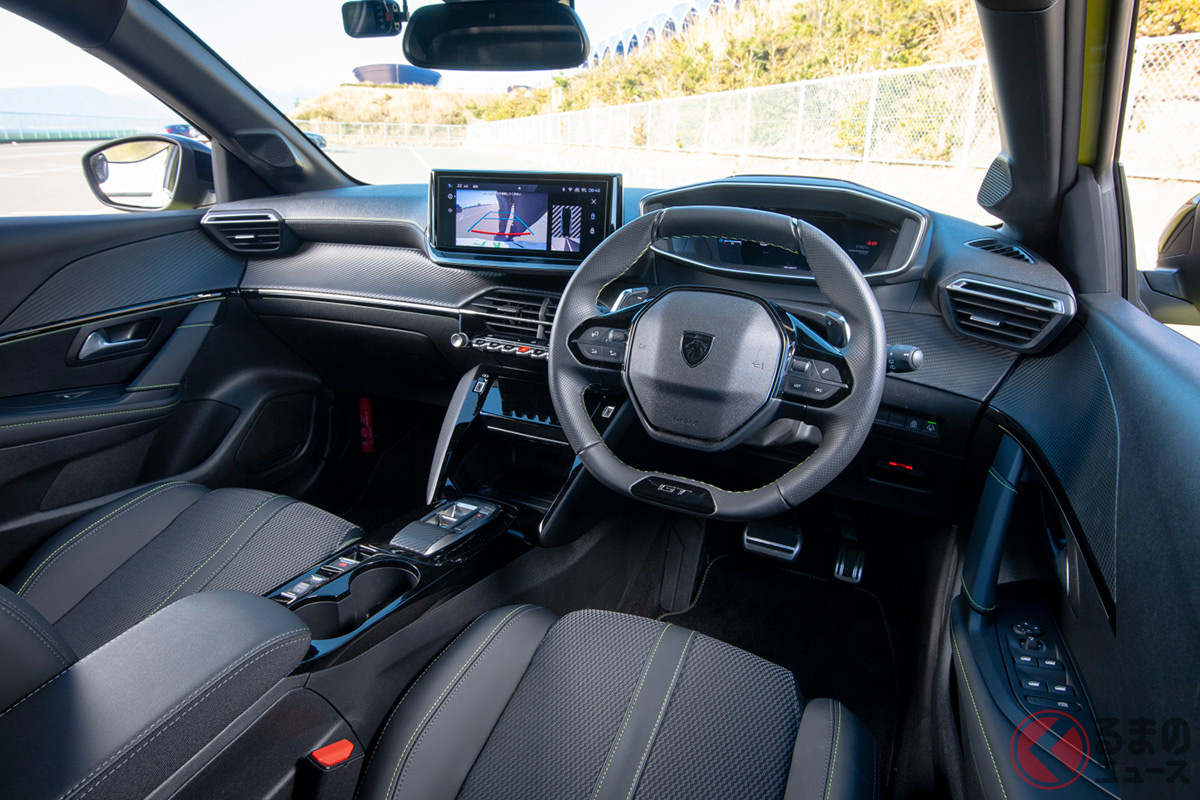 インテリアには10インチの大型タッチスクリーンや「プジョー 3D i-Cockpit」を採用(photo:Toshiki Kobayashi)