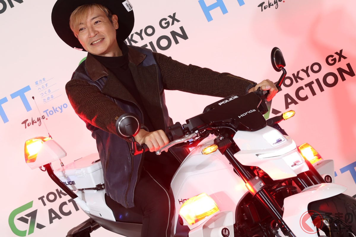 東京都が公開した「新型EV白バイ」に跨るつるの剛士さん