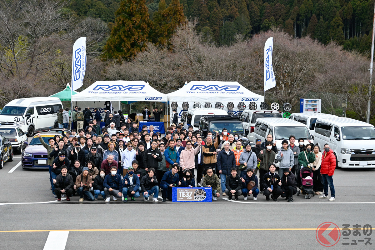RAYS「TE37」シリーズ装着車両オーナーたちの集合写真