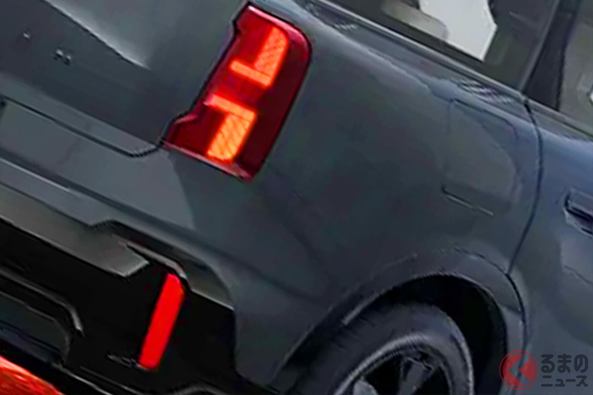 ルーフやホイールまでブラックで統一!テールライトの赤色が映える