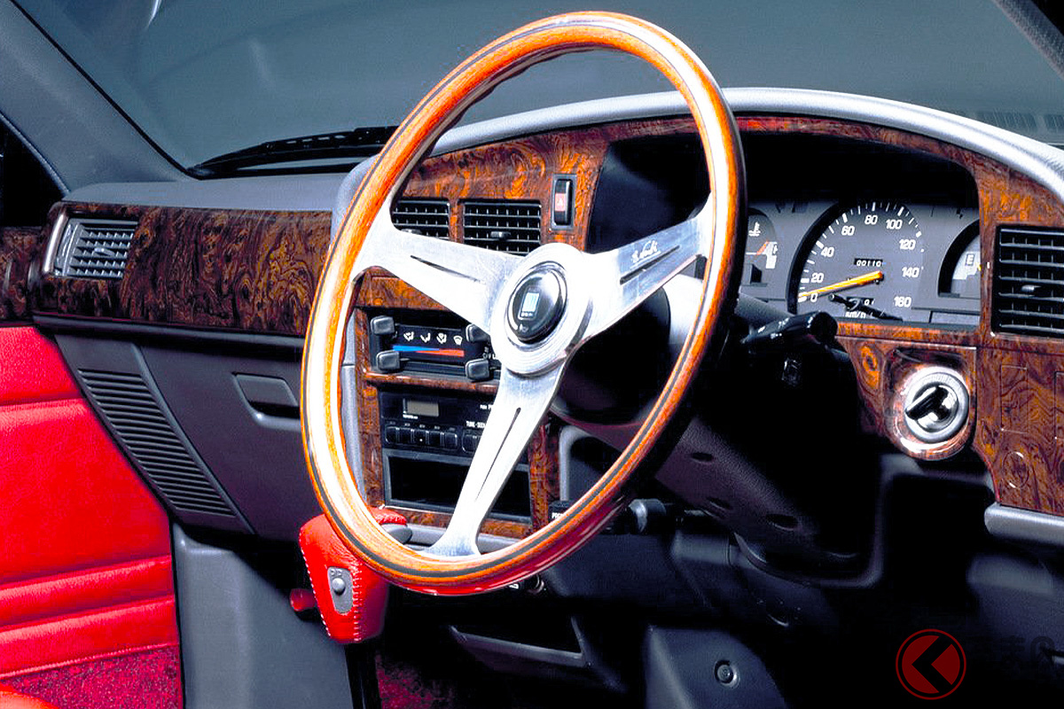 トヨタ本気の「“超絶レトロ”な高級車」に反響あり!