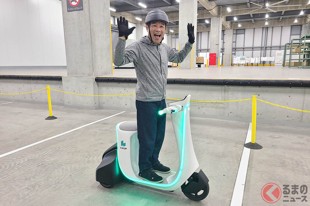 リーンする三輪モビリティは停車時に自立せず、傾いてしまう車両も多いんです。試しに停車時に手を放してみましたがUnimoはバランス取り自立しました。これってスゴイことなんです。