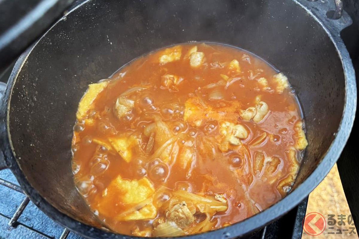 キャンプ場で作るメキシコ料理「チラキレス」。アウトドアでは温かい食事が体を温めてくれる。