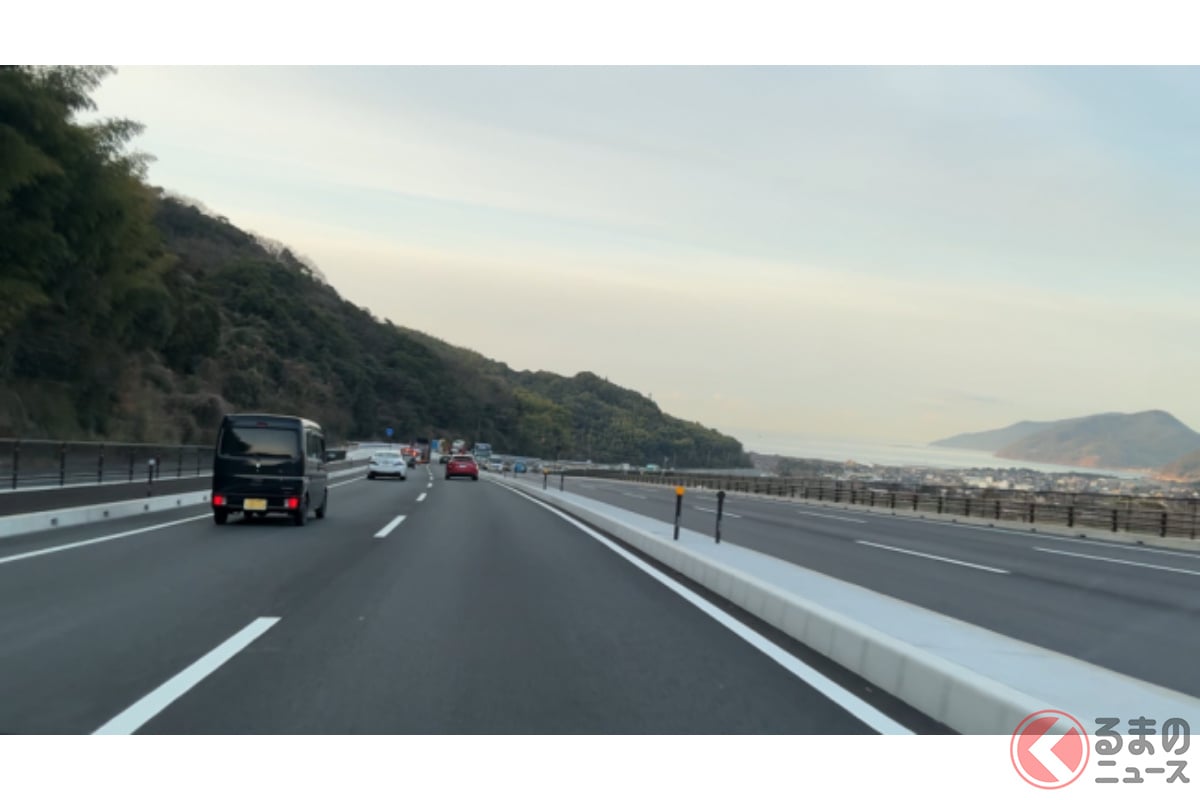 4車線開通した一般国道2号(富海区間)の下り車線(画像:山口県防府市)