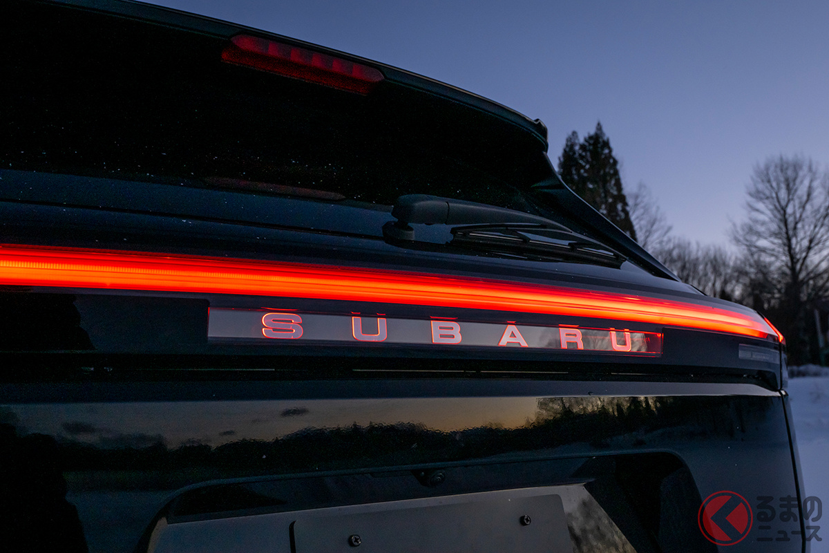 リアの一文字ライトと赤く光るSUBARUロゴも特徴の1つ