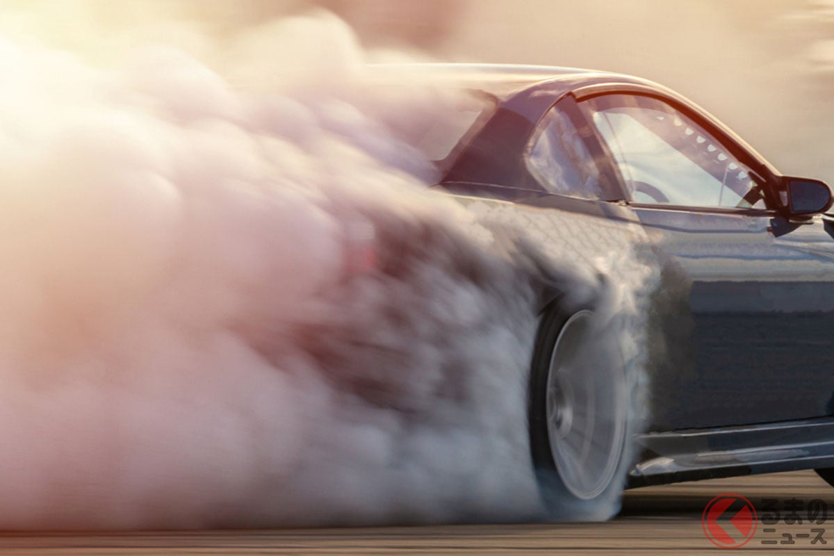 ドリフト走行のイメージ(画像:Avigatorphotographer / PIXTA(ピクスタ)・イメージです)