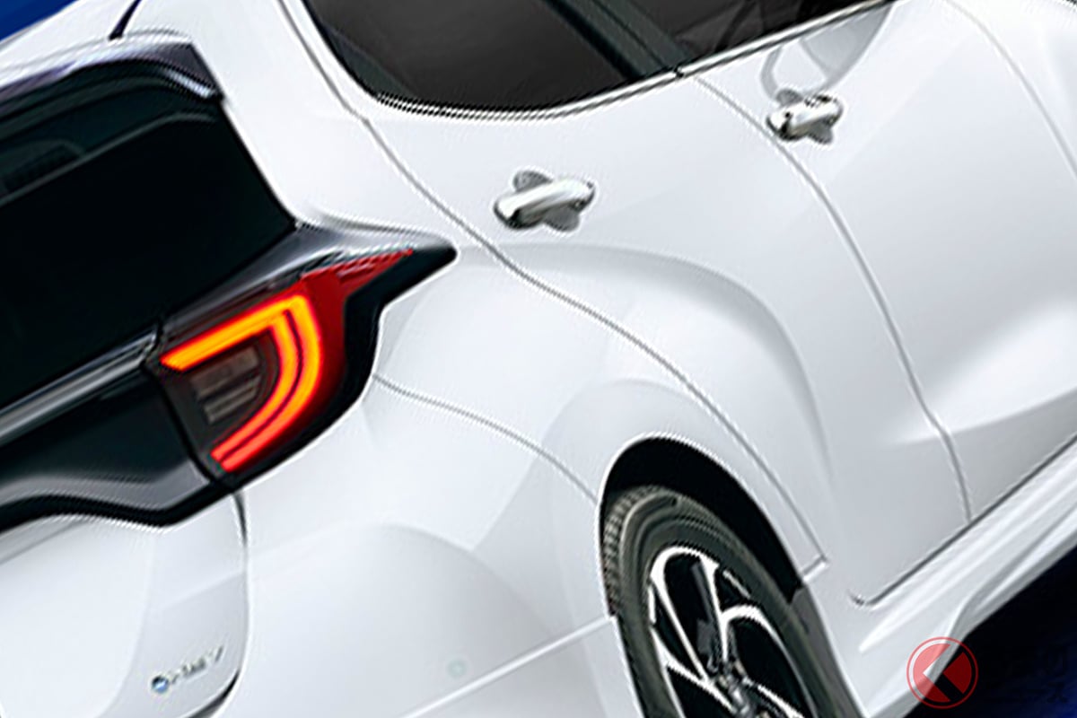 後ろ姿にもスポーティで引き締まった印象が与えられている