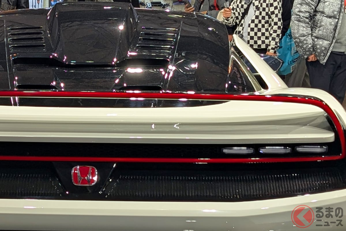 往年のNSXを思わせるデザインに、現代の解釈を融合したリアビュー