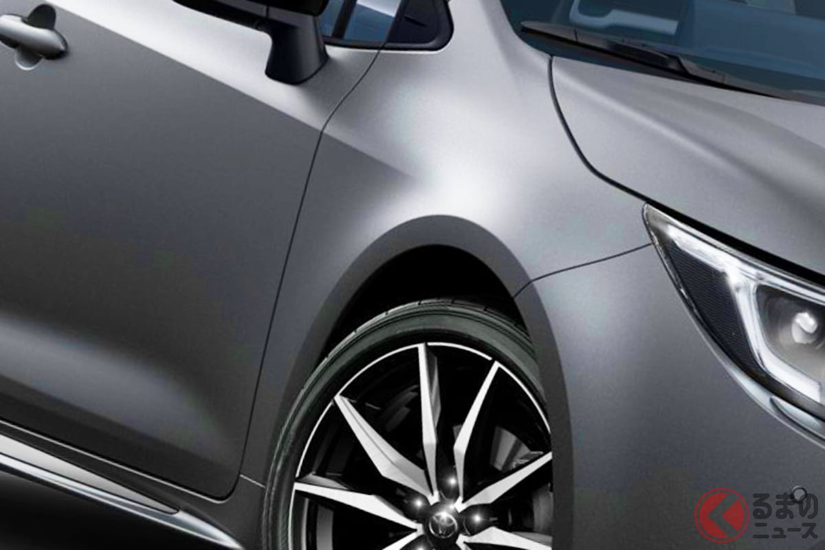 落ち着いた質感が際立つ新色マットグレーが、流麗なボディラインをより印象的に引き立てる