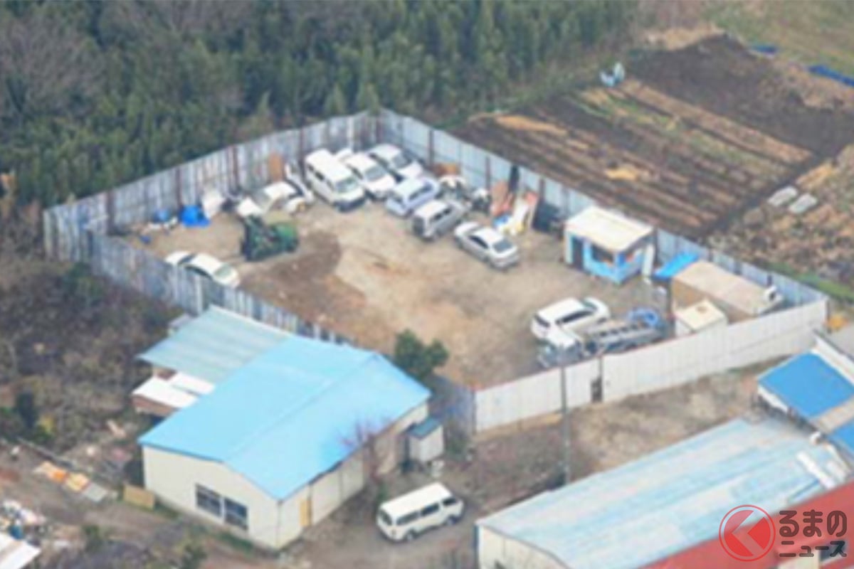作業員宿舎と鉄板等で囲まれた自動車ヤード(出典:千葉県警)