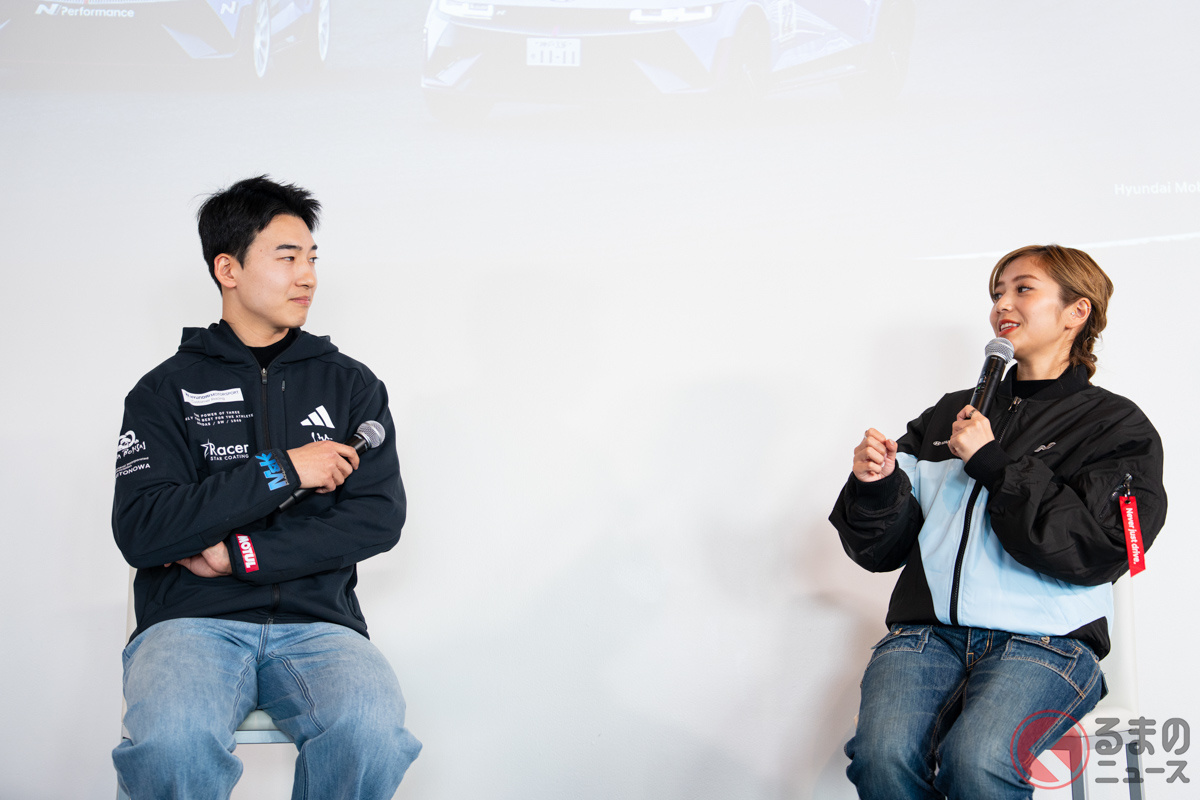 さまざまなモータースポーツ経験を持つ織戸茉彩選手だが、EVレースは初めてとのこと。EVレースのコツをリ・ジョンウ選手に質問していた