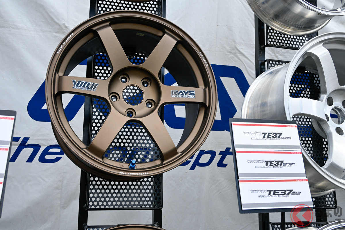 30周年記念モデルのTE37は専用のマシニングと当時のステッカーを再現した特別仕様!