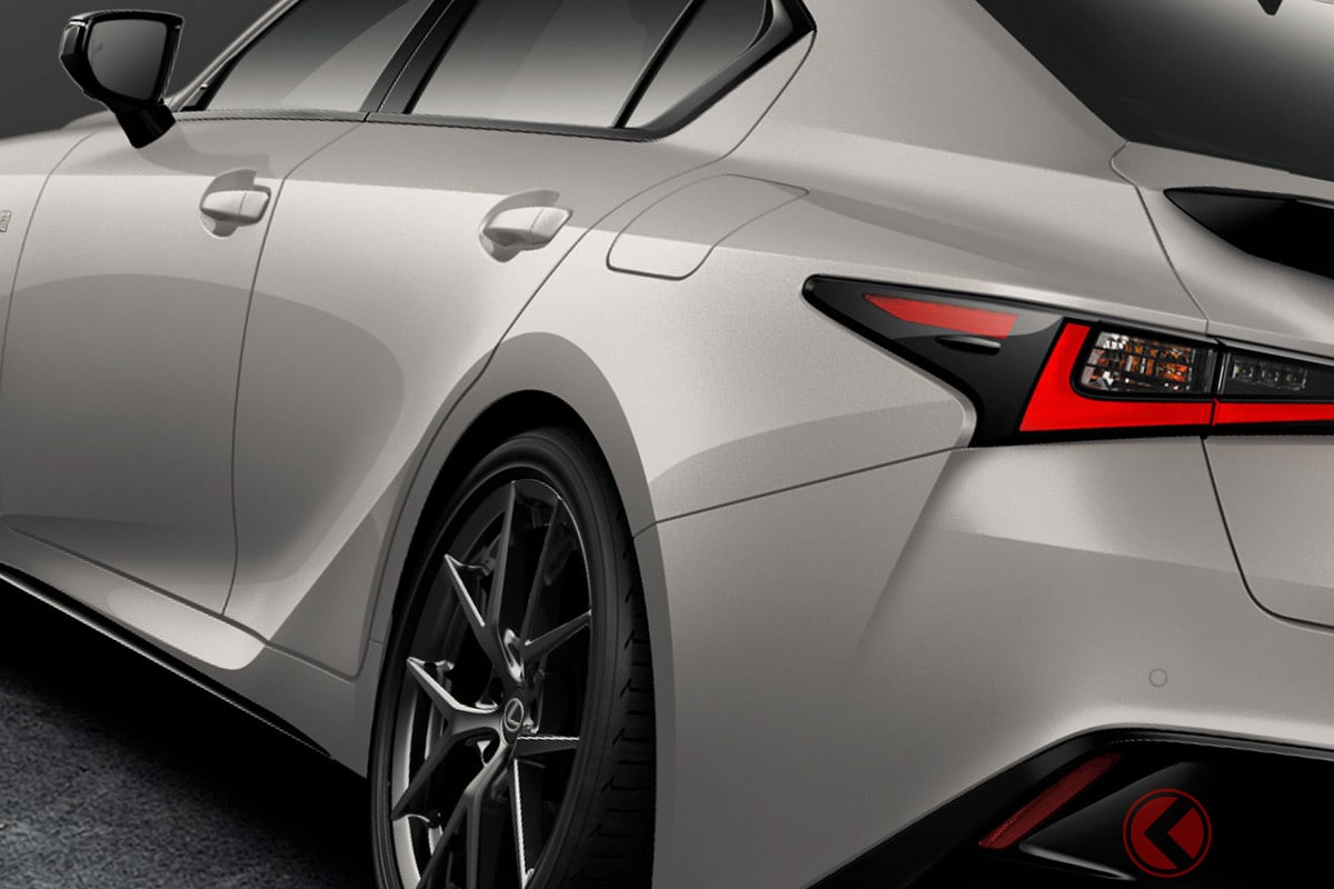 新色「ニュートリノグレー」をまとった「IS 300h Fスポーツ」