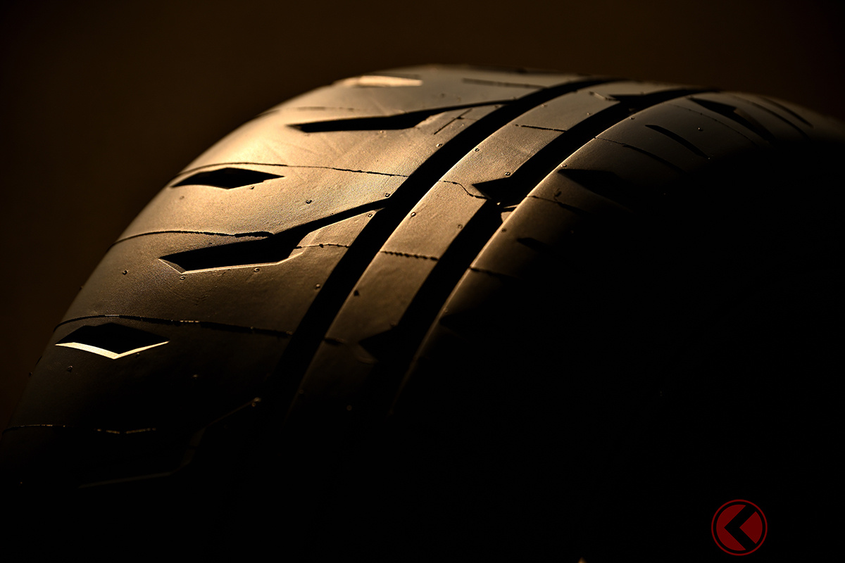 コーナリング時のグリップ力を追求した低角度の溝を採用している