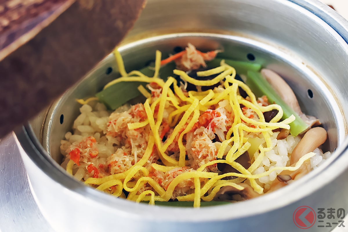 待ってでも食べたい“名物釜めし”「花輪定食」に添えられる「意外な相棒」とは【昭和レトロな「ドライブイン」巡り「花輪ドライブインすゞき」編】