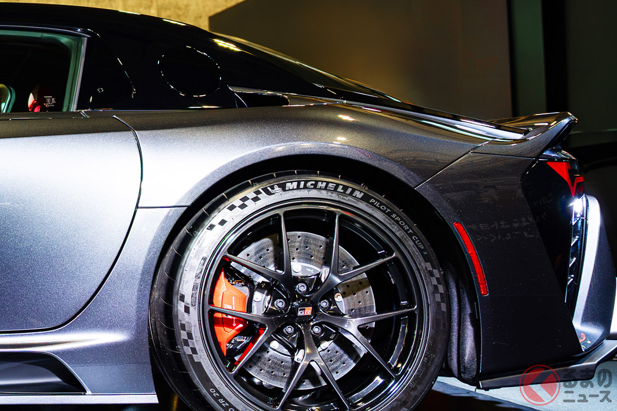 新開発の4リッターV8エンジン搭載!