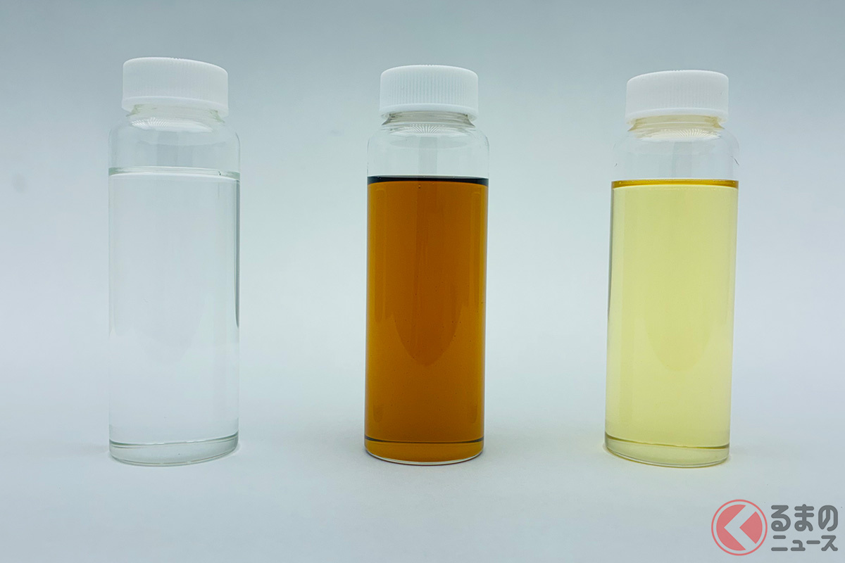 写真左からENEOSが開発したバイオ由来ベースオイルとそれを使用したエンジンオイル、そしてトランスミッションオイル