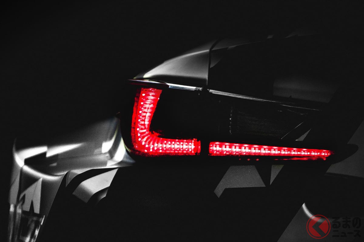 写っている車両はL字のテールランプ、プリっと張り出たリアフェンダの造形などから、レクサス「RC F GT3」と予想できますが…