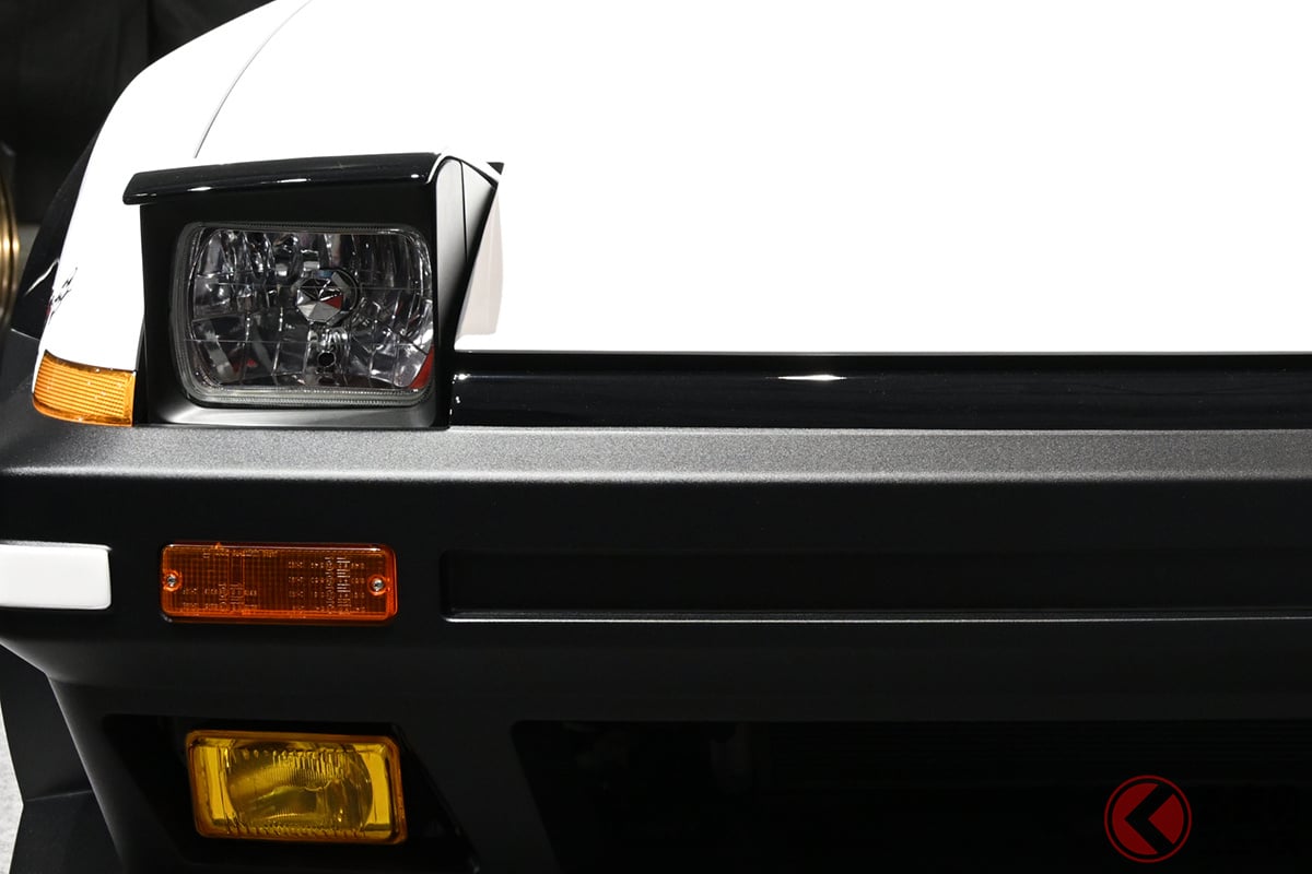 往年のAE86を思わせるフロントフェイス