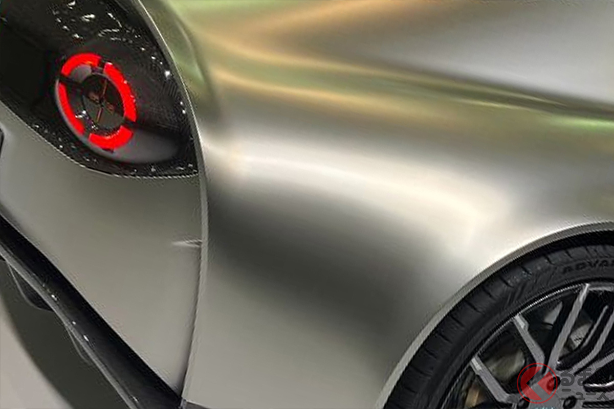 低く構えたワイドなリアビューが、スポーツカーらしい力強さと安定感を際立たせる