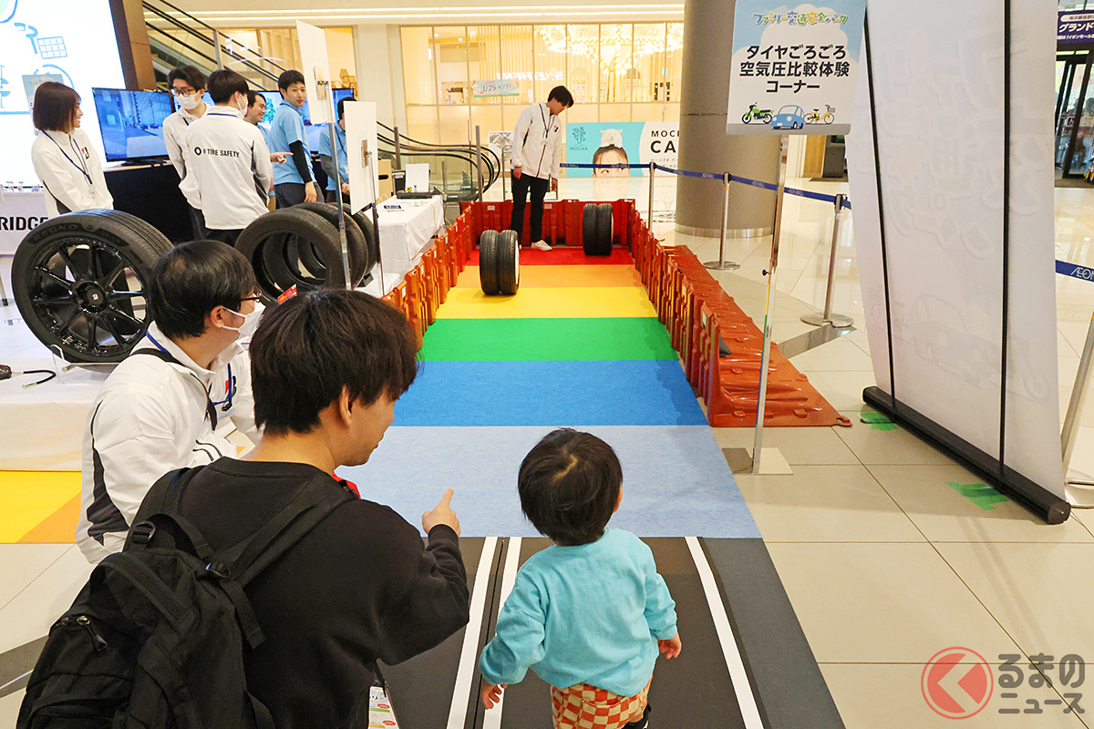空気圧による違いがよくわかる「タイヤごろごろ空気圧比較体験」コーナーも人気を集めていた