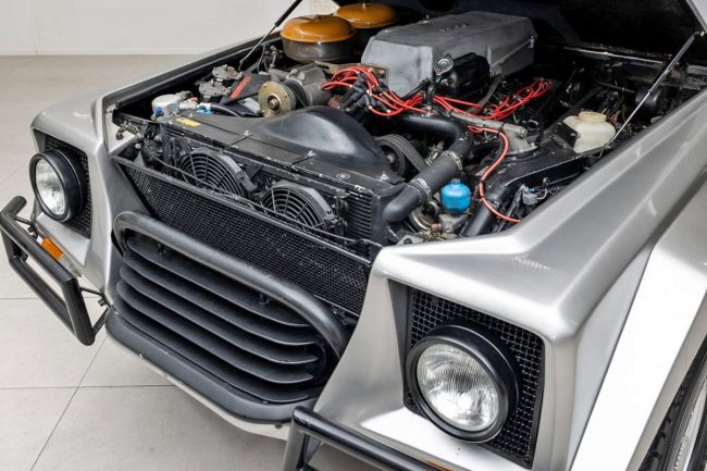 V12エンジンの「4人乗りSUV」出現!? 全長4.9mに「カウンタックエンジン