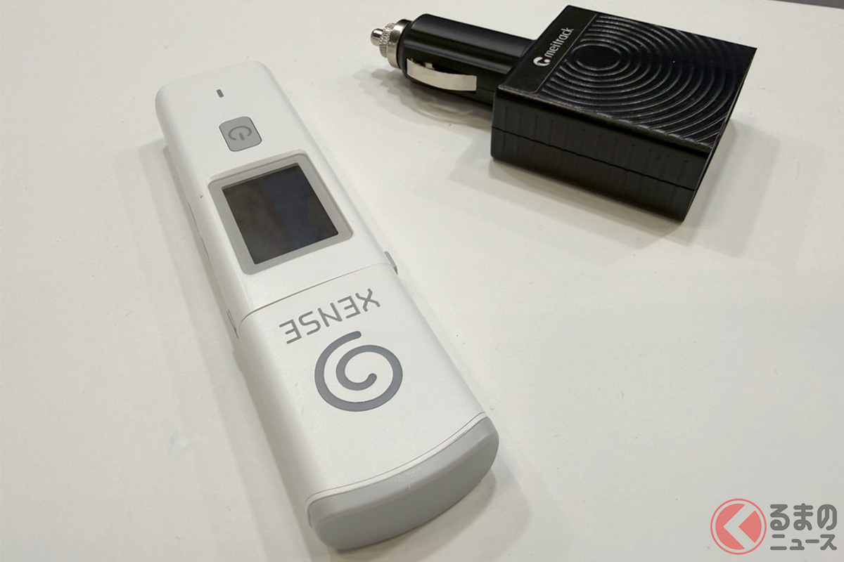 「SUZUKI FLEET」のアルコールチェッカー(左)と専用デバイス(右)