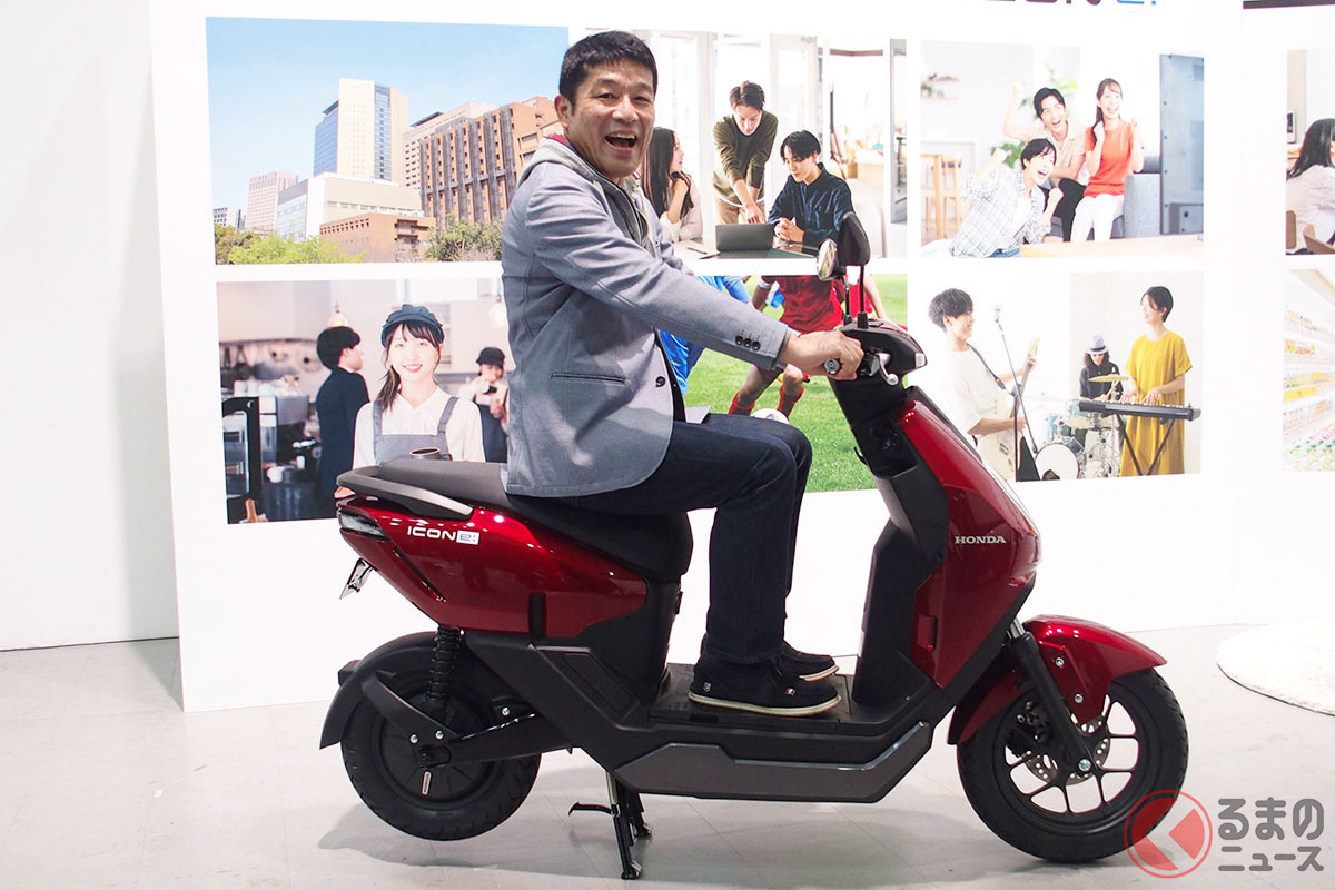 ホンダ「ICON e:」は日本では原付一種ですが、二人乗りする国もあり車体サイズが少し大きめでポジションの自由度があります