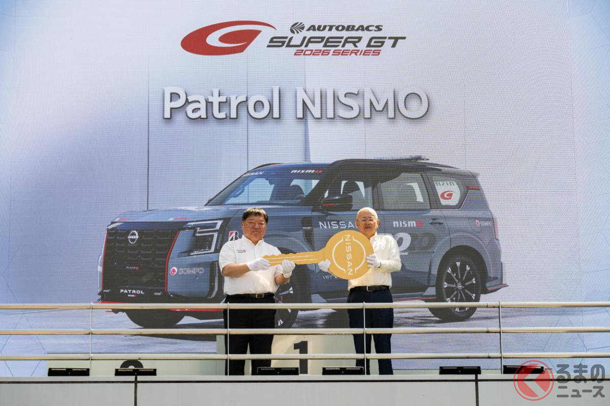 スーパーGT開幕戦にて、真田社長から坂東代表にパトロールNISMOのジャンボキーが贈呈された