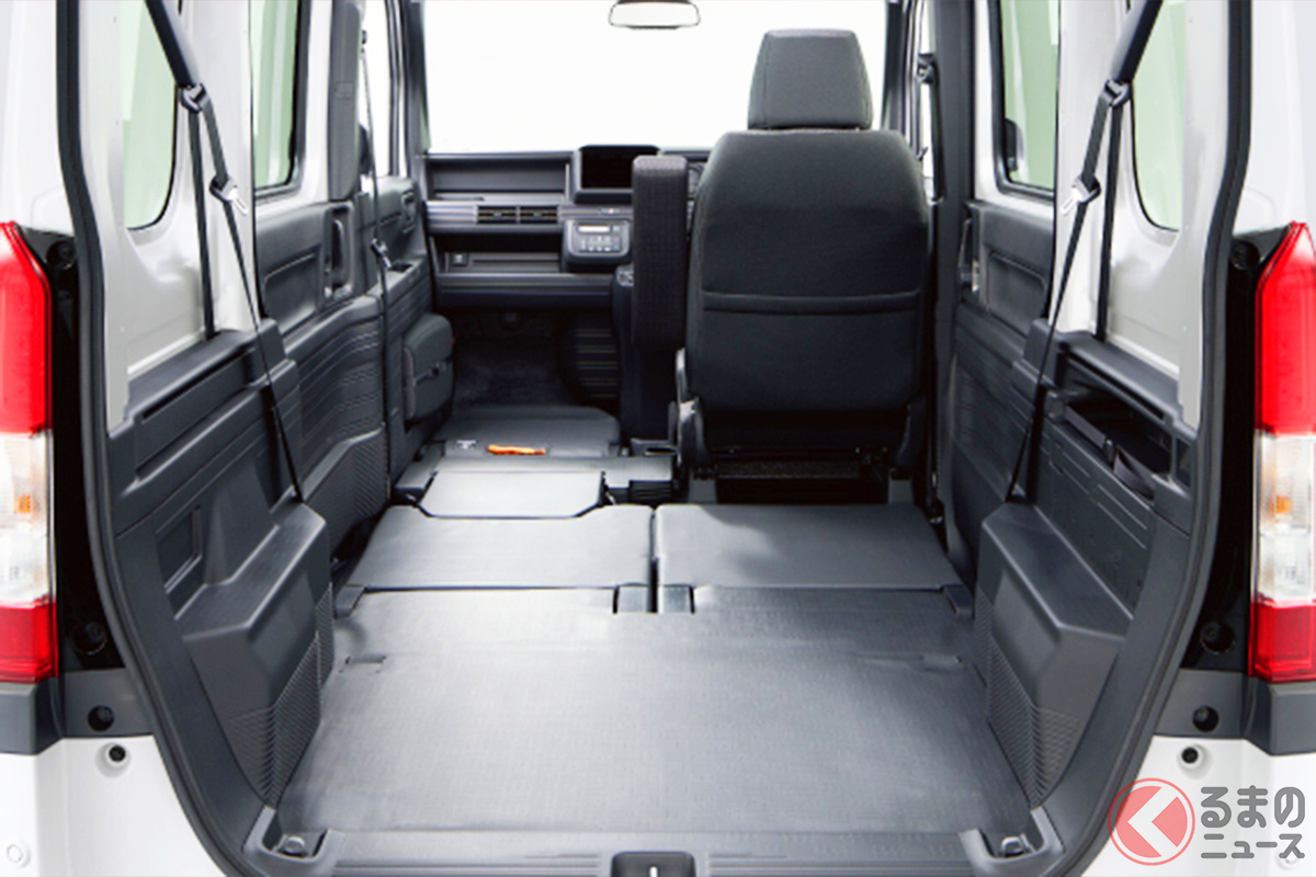 シンプルながら実用性を追求したインテリアデザインは、床面を助手席までフラットにすることも可能