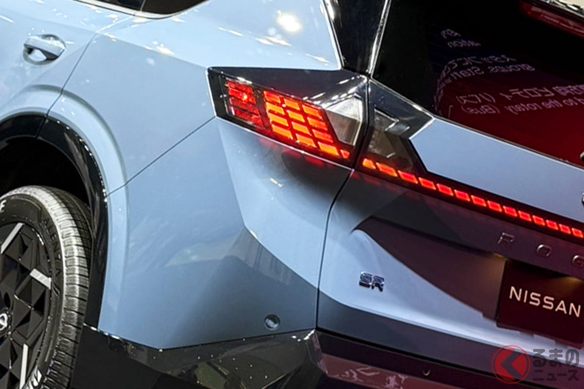 横一文字に伸びるテールランプが先進性とワイド感を強調し、電動SUVらしい未来感を演出するリアビュー