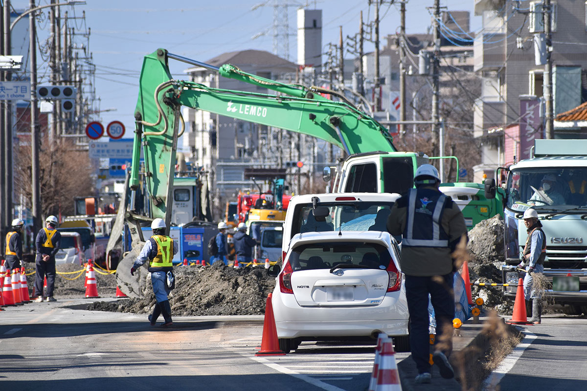 八潮陥没事故現場の通行が再開へ(画像:時事/埼玉県八潮市の県道交差点で道路が陥没した現場付近=4日午前、同市/2025年02月04日撮影)