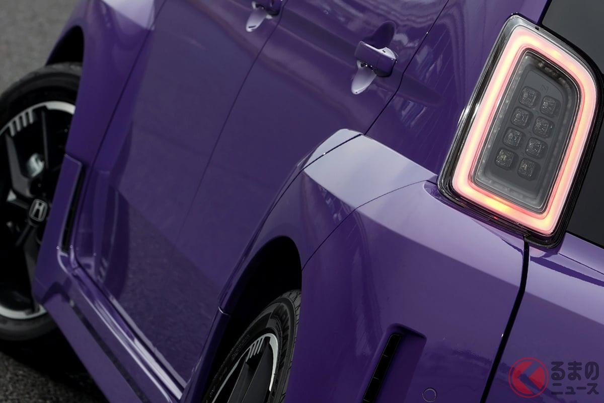 ワイドなスタンスと張り出したフェンダーが力強さを演出