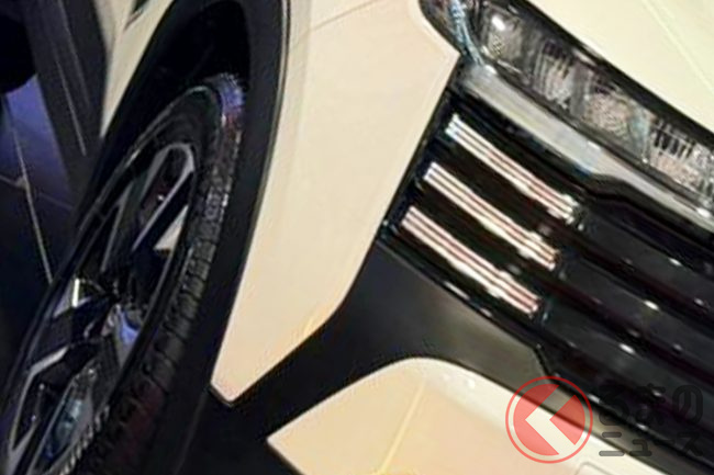 日産が斬新「コンパクトSUV」公開！ 全長4.3mボディに「ピカッと光る画