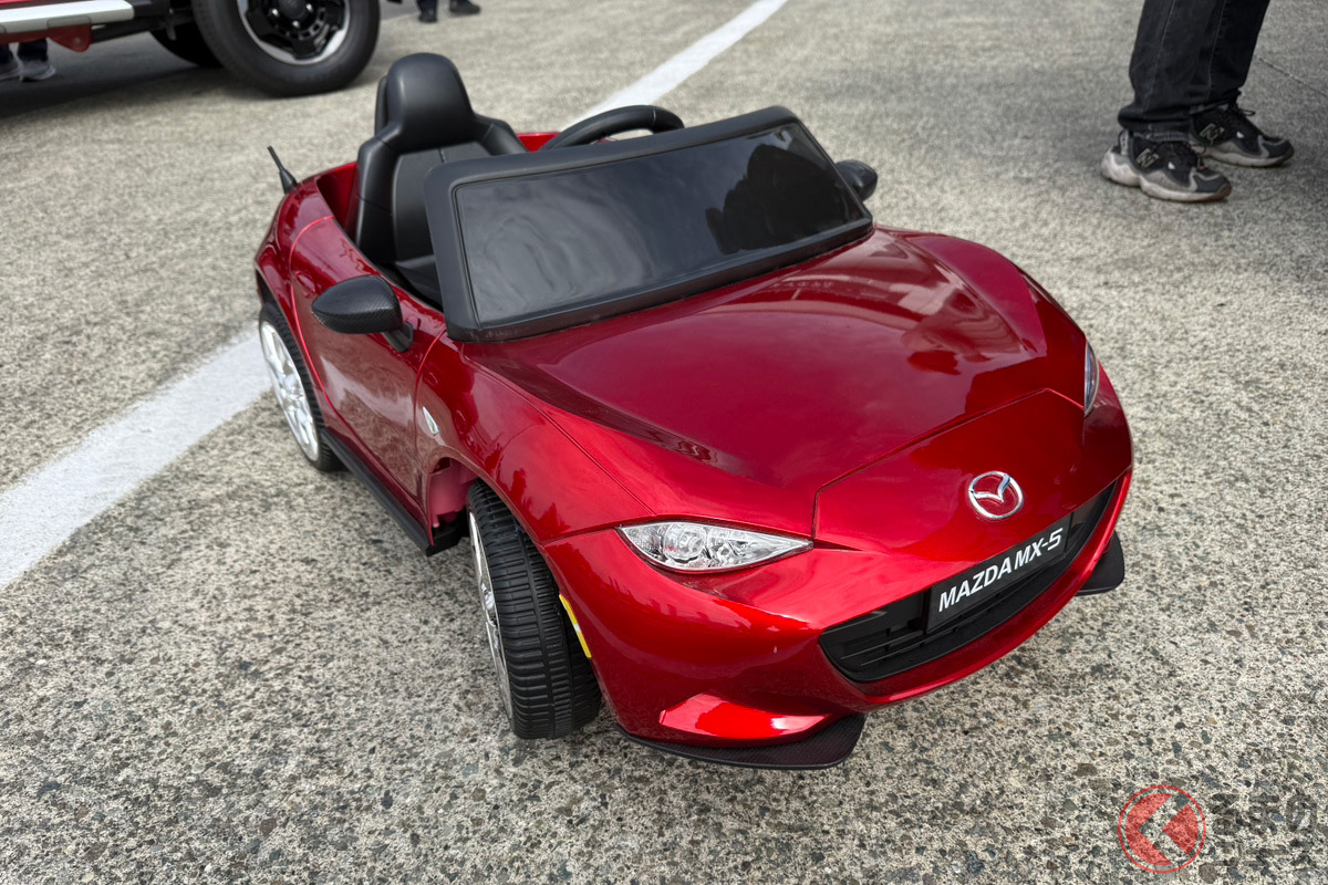 1人乗りの小さなロードスターは子どもに大人気